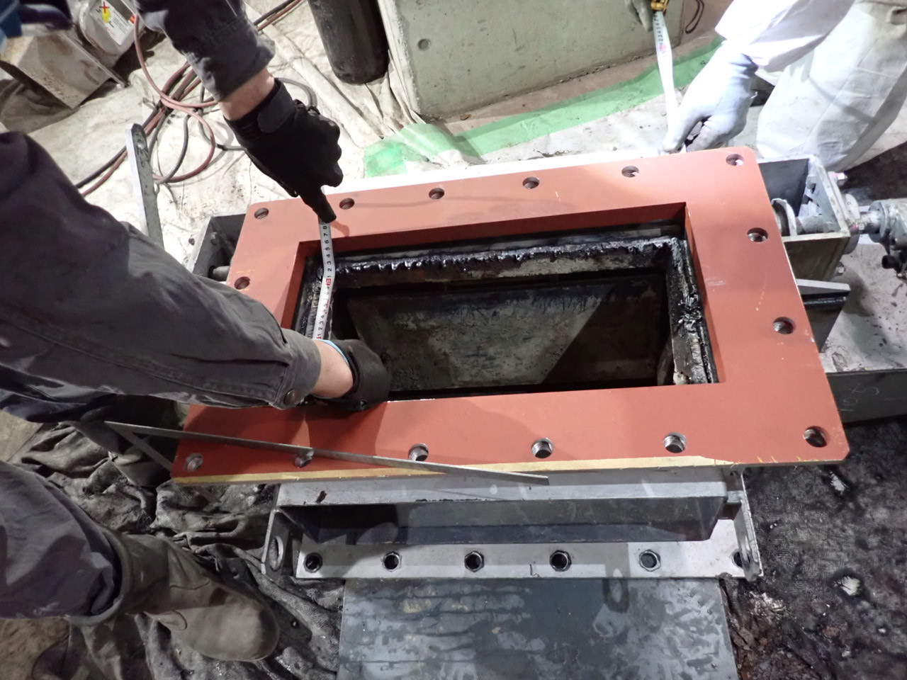 焼却灰の二重ダンパのメンテナンス