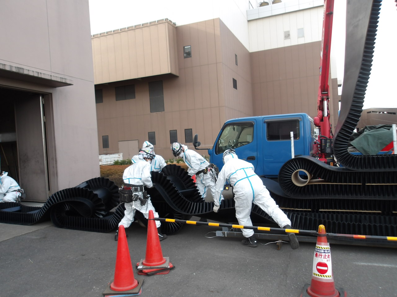 急傾斜コンベヤのベルト及びローラ・プーリ等の更新工事